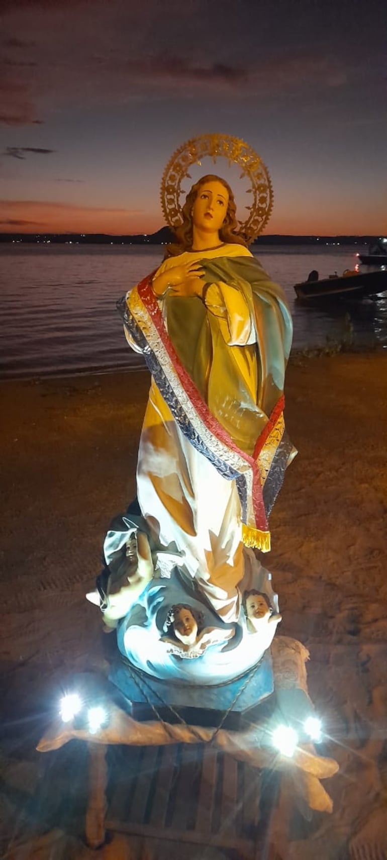 Pobladores de San Bernardino hacen misa para bendecir el lago Ypacarai