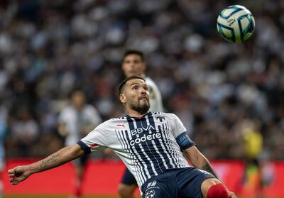 Celso Ortiz, mediocampista paraguayo capitán del Monterrey, intenta controlar el balón.