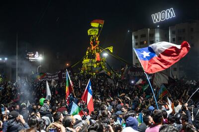 Una multitud celebra el resultado del referéndum constitucional celebrado el domingo en Chile, en la Plaza Italia de la ciudad de Santiago.
