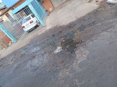 Bache que va aumentando de tamaño en la avenida 1° de Marzo, en Lambaré
