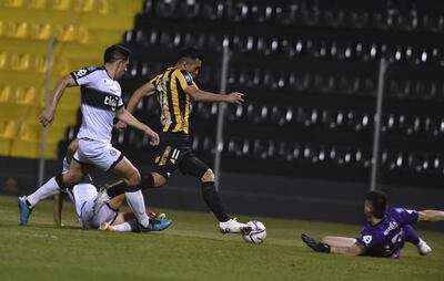 Alfio Oviedo define ante la salida de Alfredo Aguilar para el 1-0 parcial de Guaraní, que tiene siete puntos más que Olimpia.