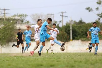 Julio Tintel, de Benjamín Aceval juega el esférico ante la presencia del capitán tricolor, Emilio Cornet. (Foto: APF)