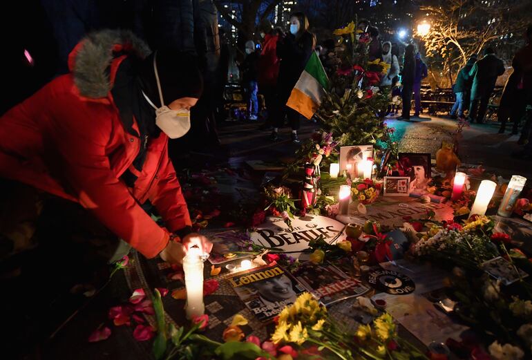 En la noche, un importante número de fanáticos se congregó en "Strawberry Fields", el memorial construido por Yoko Ono en el Central Park.