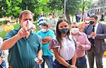 "Guido" González, candidato colorado a la intendencia de Lambaré, acudió acompañado de la diputada Jazmín Narváez.