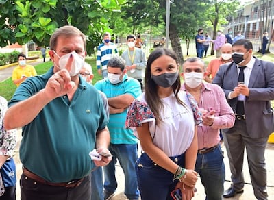 "Guido" González, candidato colorado a la intendencia de Lambaré, acudió acompañado de la diputada Jazmín Narváez.