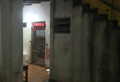 Vista de la celda del departamento de Investigaciones de Central, de donde se fugaron Roque Pyguasu y otros tres presos, miembros de su banda.