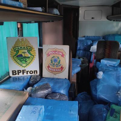 Los paquetes de mercaderías de contrabando paraguayo en uno de los buses incautados en Brasil.