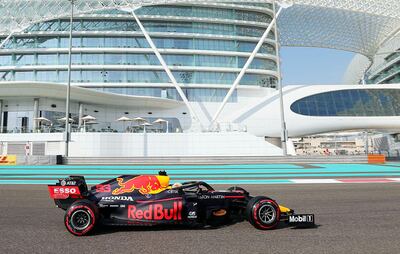 El holandés de Red Bull, Max Verstappen sale hoy desde la “pole” en Yas Marina. AFP
