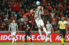 Duelo aéreo entre Vitor Roque (I) y Alvaro Campuzano (d).