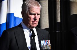 El príncipe Andrés se retira del servicio de agradecimiento por la vida de la reina Isabel II en la la catedral de San Giles, en Edimburgo.