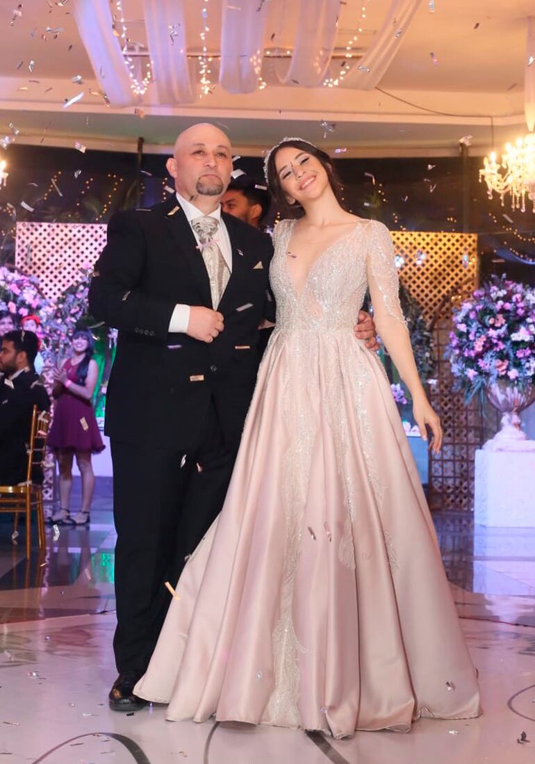 El violinista César González y el pianista Eduardo Campuzano se encargaron del vals.