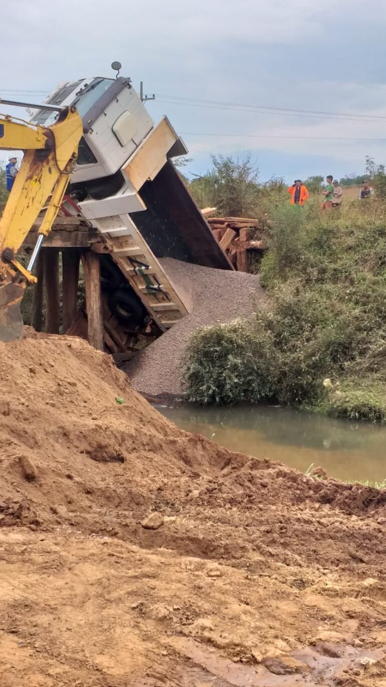 Accidente en el puente precario sobre Río Tebicuary