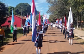 Los alumnos de diferentes grados de la institución participaron de un colorido desfile preparado por la comunidad educativa