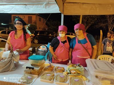 Las emprendedoras tiene una gran variedad de panes y opciones para la mesa navideña.