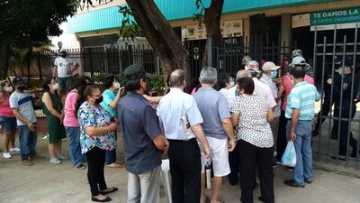 Adultos mayores pasaron muy malos ratos hoy, aguardando su segunda dosis de la Sputnik en el vacunatorio de la excooperativa de Lambaré.