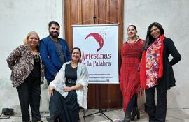 Equipo de Artesanas de la Palabra (de izq. a der.), Amanda Rivero, Ariel Torres, Isabel Negri, Aura Brítez y Laura Ferreira