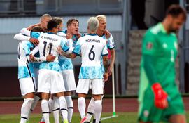 Jugadores noruegos festejan uno de los goles del partido.