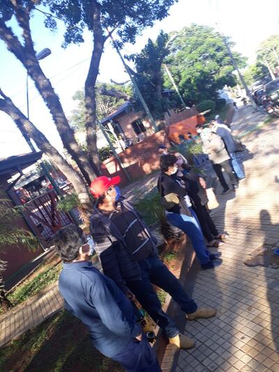 Más de cuatro horas aguardando para hacer gestiones.