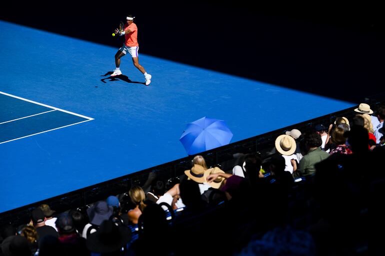 Rafael Nadal durante la primera ronda del Abierto de Australia 2021.