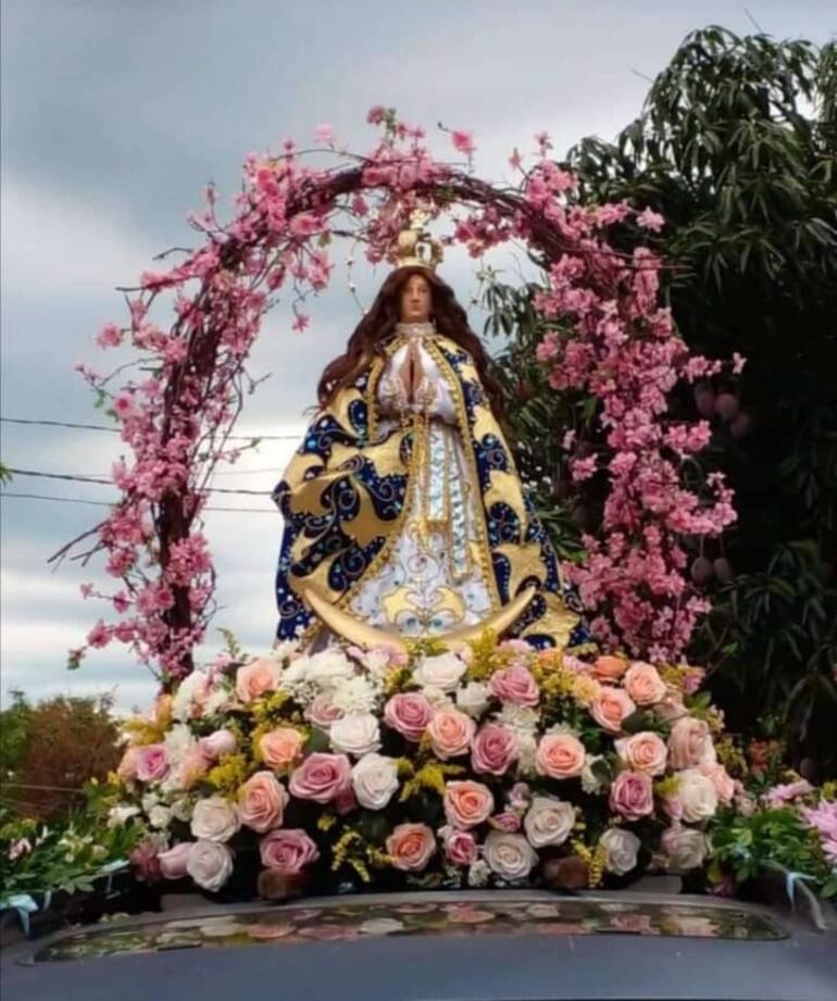 La santa patrona de la Diócesis de Carapeguá y de la parroquia local, Inmaculada Concepción de María invita a sus devotos a participar de la santa misa