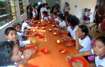 Los escolares del Alto Paraguay comparten el almuerzo en una institución, pero en el año 2022. Este año, luego de más de dos meses de haberse iniciado las clases, siguen esperando la provisión del complemento nutricional.