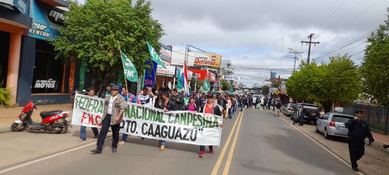 Los labriegos marcharon por las principales avenidas de Coronel Oviedo