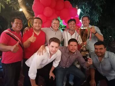 Principales autoridades del Atlético Colegiales festejando un logro de la institución.