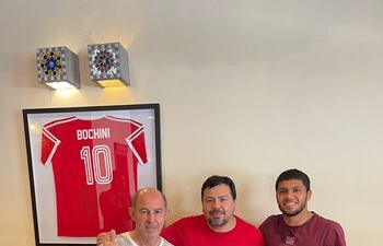 Ricardo Bochini (i) y Robert Rojas (d) coincidieron en un local gastronómico en Buenos Aires.