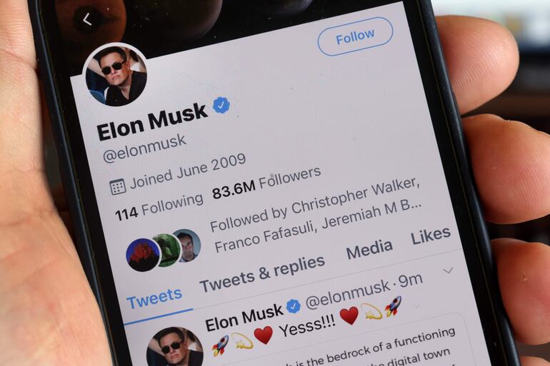 En esta ilustración fotográfica, se muestra el perfil de Twitter de Elon Musk con más de 80 millones de seguidores en un teléfono celular el 25 de abril de 2022 en Chicago, Illinois.