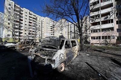 Edificios y vehículos destruidos en Kiev, tras los ataques de Rusia.