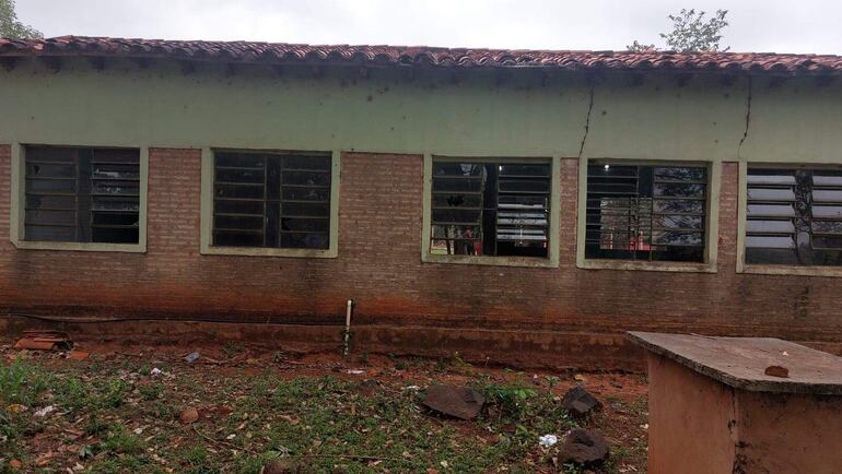 Grietas importantes tienen las paredes del pabellón del colegio de San Pedro, cuyos estudiantes dan clases en el patio.