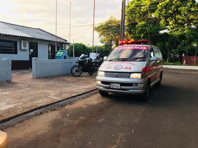 La víctima fue trasladada por bomberos voluntarios de Remansito al Pabellón de Traumas.