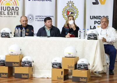 El acto de entrega de los cascos fue este jueves en el salón auditorio Mauro Céspedes.