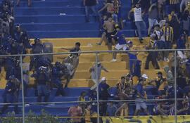 Incidentes en el Feliciano Cáceres entre las barras de Luque y los cascos azules.