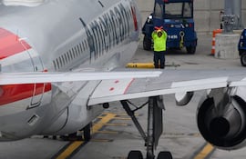 El piloto del avión de American Airlines decidió retornar a Londres cuando el pasajero se puso violento. Este explicó luego que se quiso mudar de asiento debido a que su vecino era flatulento.