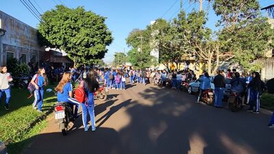 Alumnos del Colegio Nacional Don Florencio Acevedo bloquean el acceso a la institución.