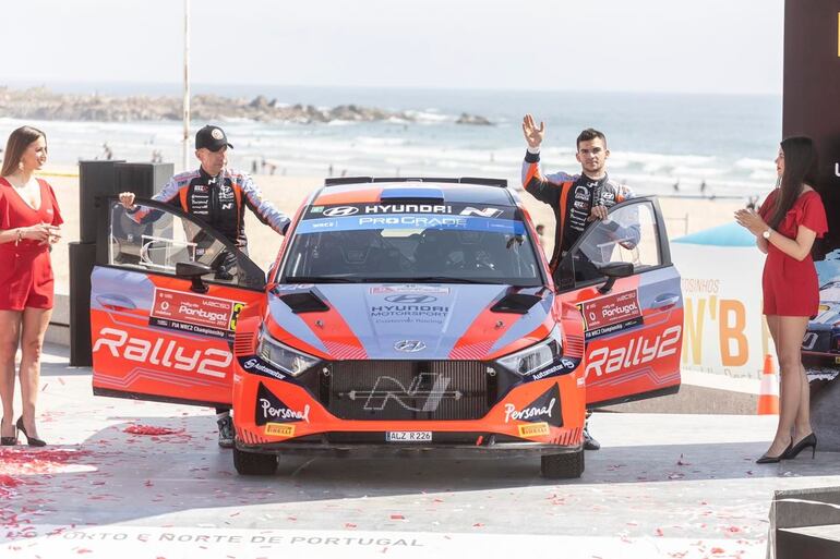 Fabrizio Zaldívar (d) y Carlos Del Barrio en el rampa del Rally de Portugal.