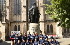 El Bach Collegium de Asunción, ensamble de la Sociedad Bach del Paraguay, en una fotografía tomada en Leipzig.