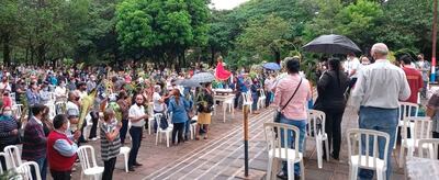 Explanada de la iglesia de la Virgen de la Candelaria, donde se observaban más de 100 personas.