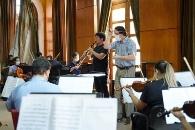 Diego Sánchez Haase dirigiendo un ensayo con José Cabrera y la OSIC.