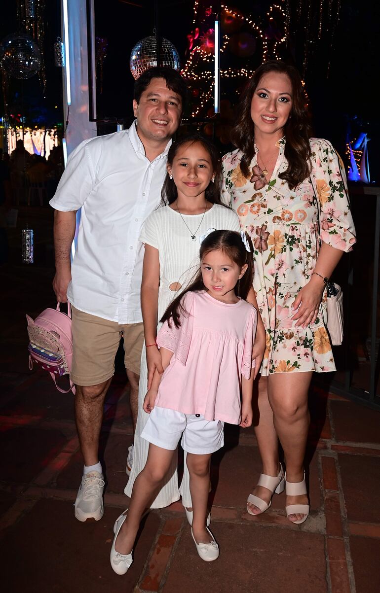 Ana Espínola, Humberto Vega Filippi, Emma y Camila Vega en el Club Deportivo Sajonia.