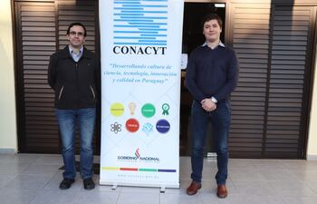 El Ing. Químico José Melis Viotti y el Ing. Químico Axel Dullak Angeloni, de la Facultad de Ciencias Químicas de la Universidad Nacional de Asunción (FCQ – UNA).