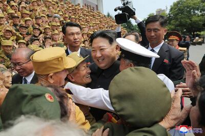 El líder norcoreano, Kim Jong-Un es recibido por veteranos de las Fuerzas Armadas. (AFP)