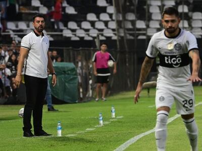 Julio César Cáceres (i), técnico de Olimpia, durante el triunfo sobre Sportivo Luqueño en el Manuel Ferreira por la primera jornada del torneo Apertura 2023 del fútbol paraguayo.