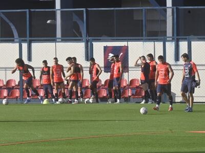 Los jugadores de Cerro Porteño en la movilización matutina del plantel, el martes 8 de marzo, a días del primer superclásico del 2022.