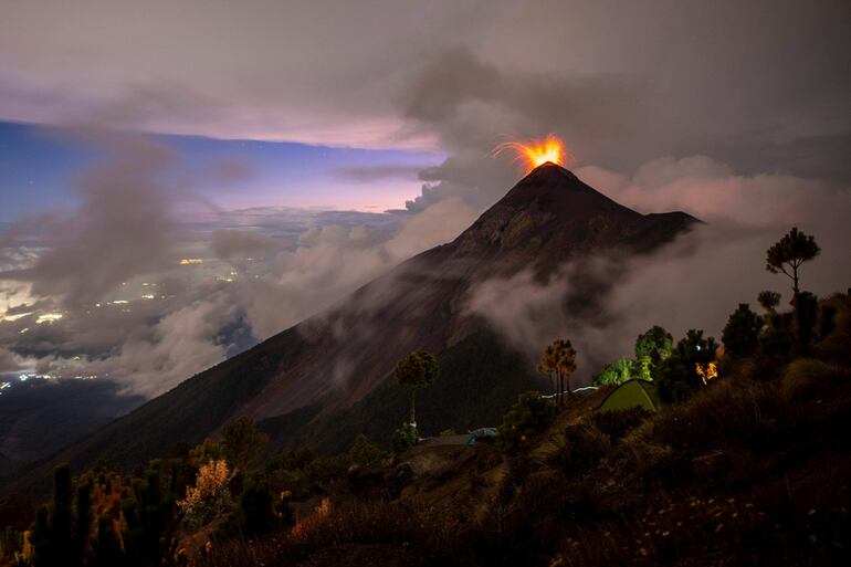 Otra vista del volcán Fuego, en Guatemala.