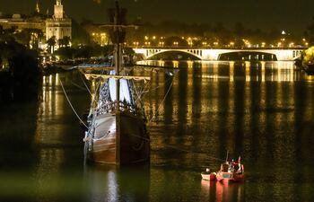 La Nao Victoria en el río Guadalquivir durante el espectáculo "Esfera mundi", protagonizado por La Fura del Baus en el Muelle de la Sal de Sevilla, dentro de los actos de la Conmemoración de la Primera Vuelta al Mundo.
