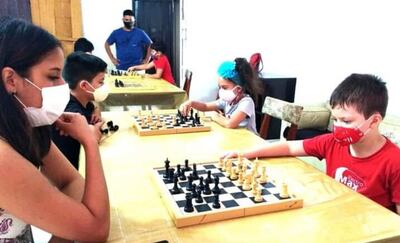 Jóvenes y niños en clases de Ajedrez del Soldevilla en ciudad de Lambaré.