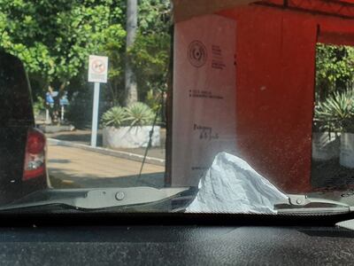 Cada persona cuyos datos se cotejan o registran en el sistema son señaladas por el personal sanitario con un pedazo de papel higiénico.