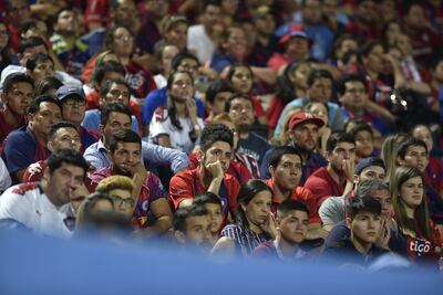 El dolor y la tristeza a flor de piel en una parte de los casi 30.000 aficionados que calentaron anteanoche La Nueva Olla y salieron helados por la decepción.